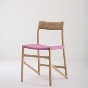 Jídelní židle z masivního dubového dřeva s růžovým sedákem Gazzda Fawn