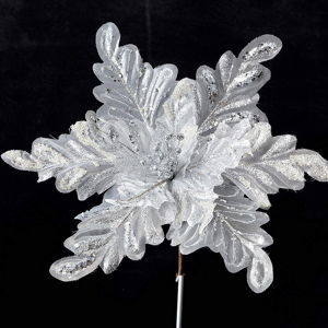 Vánoční plastová dekorace ve tvaru květu ve stříbrné barvě DecoKing Chloe