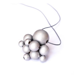 Dřevěný náhrdelník ve stříbrné barvě Ko-ra-le Lucky